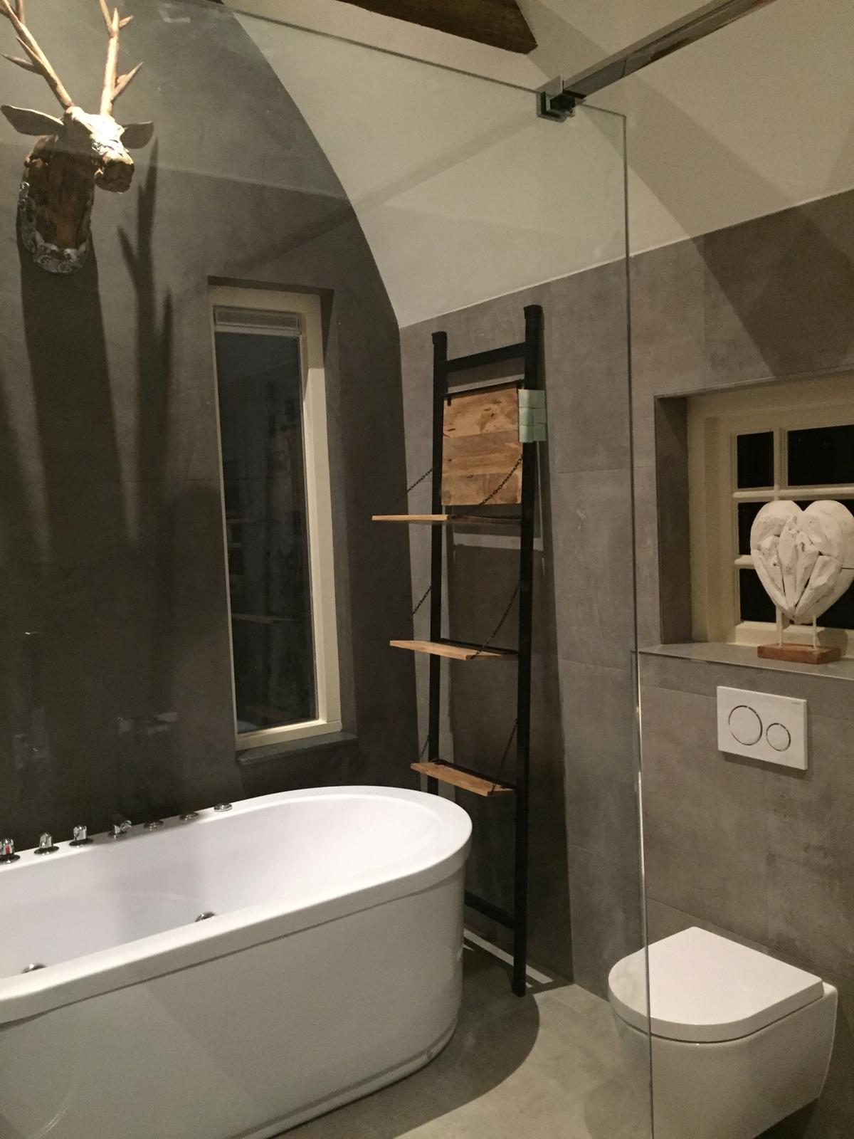 Betegelde badkamer met inloopdouche