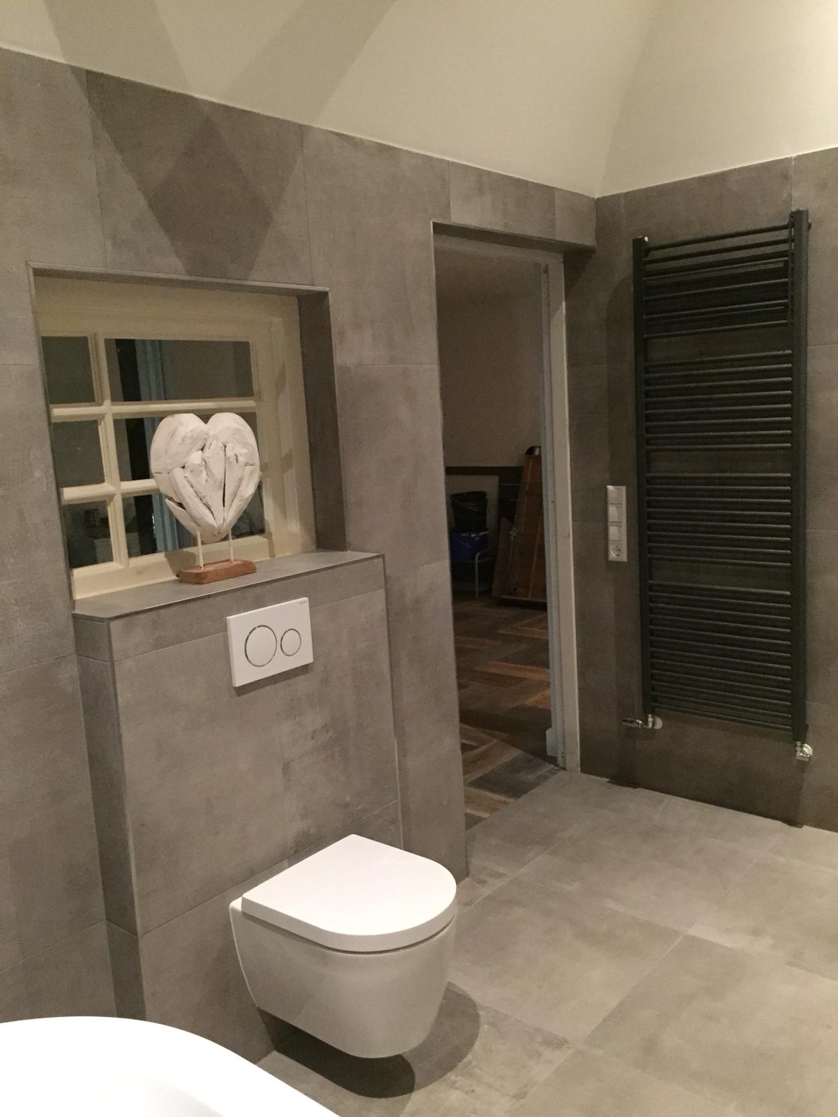 Verbouwd toilet met tegelwerk